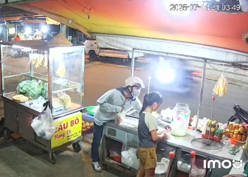 TP.HCM: Công an xác minh clip dàn cảnh mua đồ lừa bé gái 11 tuổi lấy tiền- Ảnh 1. TP.HCM: Công an xác minh clip dàn cảnh mua đồ lừa bé gái 11 tuổi lấy tiền- Ảnh 1.