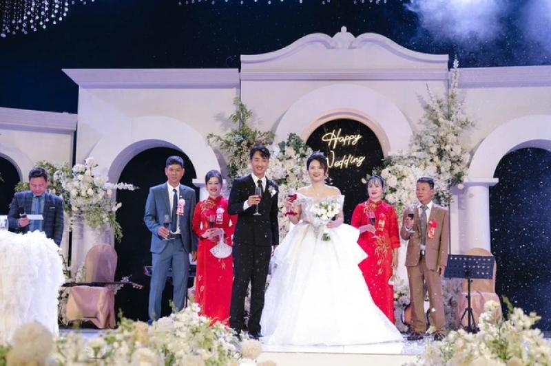 Bà sui nhảy dân vũ hết mình trong đám cưới con gái, dân mạng khen trẻ trung - Ảnh 3.