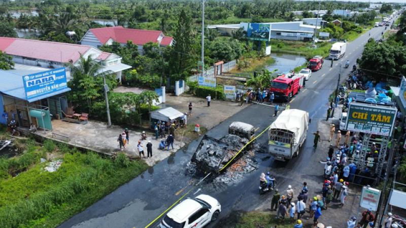 Tai nạn tại Cà Mau: 2 người tử vong tại chỗ, 2 xe cháy rụi- Ảnh 2. Tai nạn tại Cà Mau: 2 người tử vong tại chỗ, 2 xe cháy rụi- Ảnh 2.