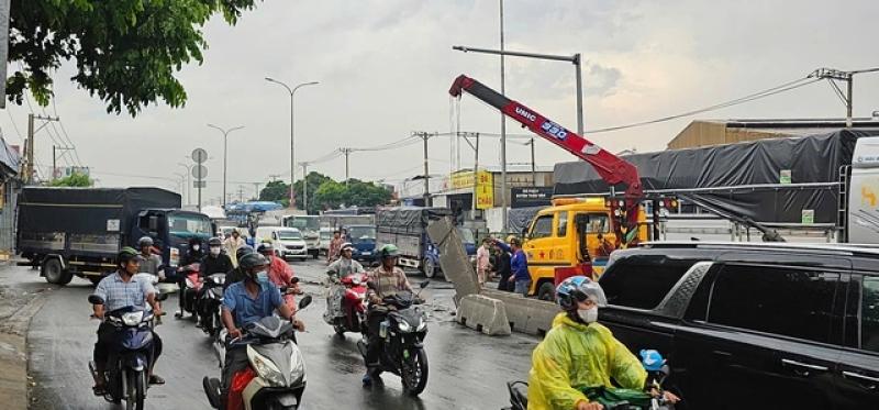 Đường về miền Tây 'tê liệt' vì xe tải tông dải phân cách- Ảnh 4. Đường về miền Tây 'tê liệt' vì xe tải tông dải phân cách- Ảnh 4.