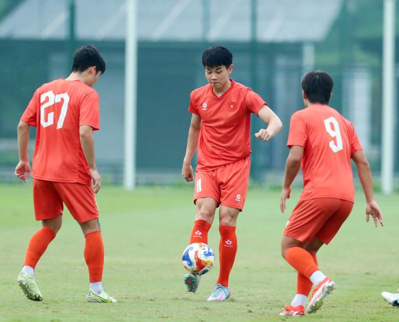Nóng: U.23 Việt Nam bị ‘đột nhập’ buổi tập kín, ông Kim mời ra ngoài người lạ trên nóc nhà- Ảnh 17.