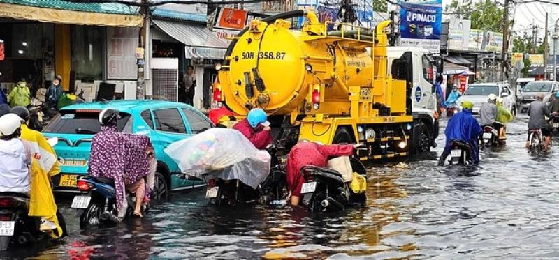 Mưa lớn, đường ngập nước sâu, người dân bị cuốn trôi tài sản- Ảnh 5. Mưa lớn, đường ngập nước sâu, người dân bị cuốn trôi tài sản- Ảnh 5.