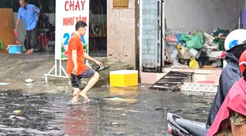 Mưa lớn, đường ngập nước sâu, người dân bị cuốn trôi tài sản- Ảnh 6. Mưa lớn, đường ngập nước sâu, người dân bị cuốn trôi tài sản- Ảnh 6.