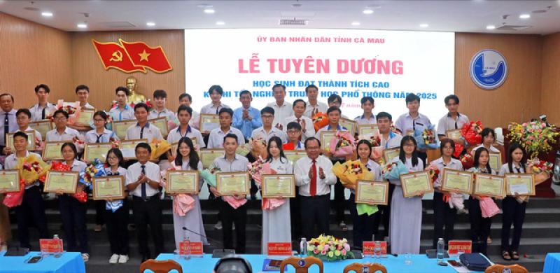 Cà Mau: Vinh danh 32 học sinh xuất sắc kỳ thi tốt nghiệp THPT 2025 - Ảnh 1.