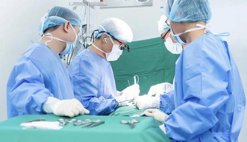 Alo bác sĩ nghe: Phẫu thuật nội soi cột sống có trị được thoát vị đĩa đệm? - Ảnh 1.