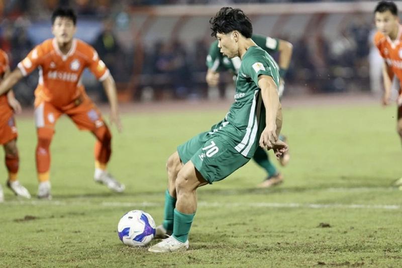 Công Phượng và Bình Phước đương đầu với khó khăn: Cửa thăng hạng V-League không mở toang- Ảnh 1. Công Phượng và Bình Phước đương đầu với khó khăn: Cửa thăng hạng V-League không mở toang- Ảnh 1.