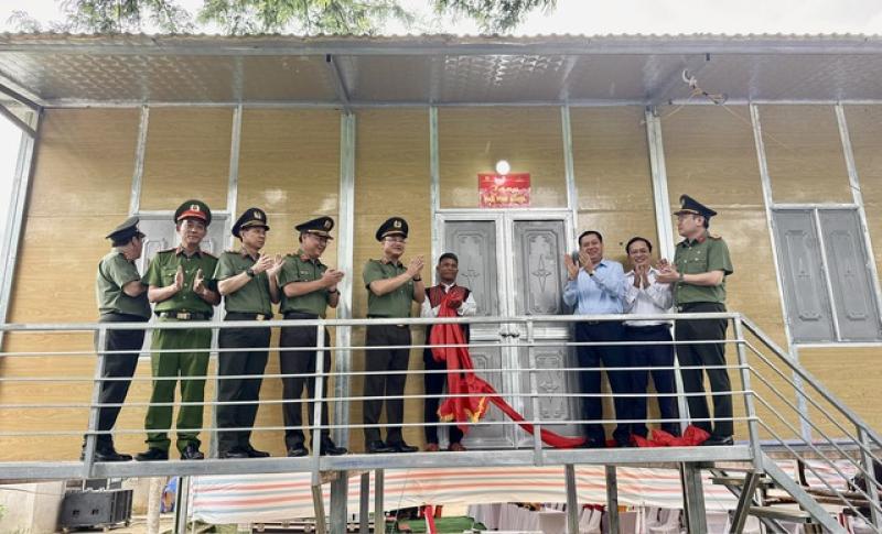 4 tháng 5 ngày, Bộ Công an thực hiện xong 1.143 nhà tặng người nghèo Quảng Trị - Ảnh 2.
