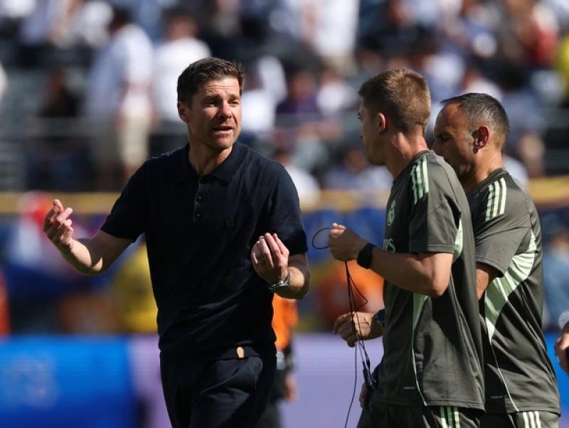 Máy bay chở Real Madrid ‘bay vòng vòng, mãi mới hạ cánh’: HLV Alonso phải hủy họp báo trước đại chiến PSG- Ảnh 1. Máy bay chở Real Madrid ‘bay vòng vòng, mãi mới hạ cánh’: HLV Alonso phải hủy họp báo trước đại chiến PSG- Ảnh 1.
