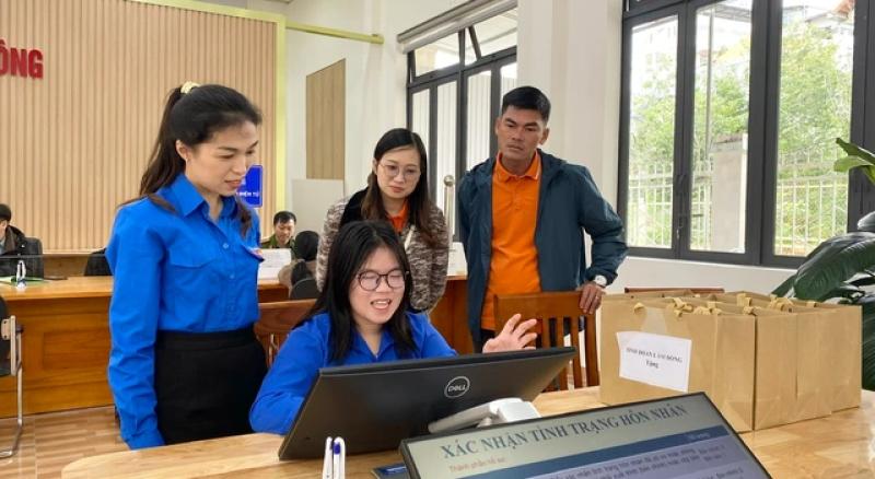 Thanh niên Lâm Đồng đồng loạt ra quân hỗ trợ vận hành chính quyền số - Ảnh 2.