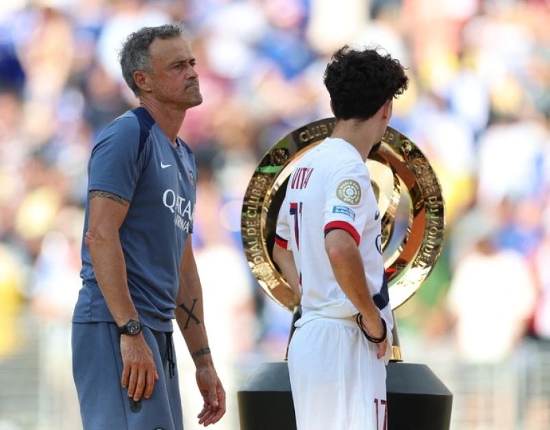 ‘Nạn nhân’ của cú tát lên tiếng, sếp lớn PSG vẫn bảo vệ tuyệt đối HLV Enrique- Ảnh 2. ‘Nạn nhân’ của cú tát lên tiếng, sếp lớn PSG vẫn bảo vệ tuyệt đối HLV Enrique- Ảnh 2.