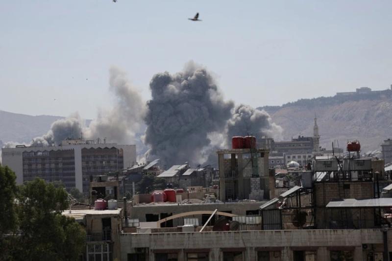 Israel không kích trụ sở quân đội, gần dinh tổng thống Syria - Ảnh 2.