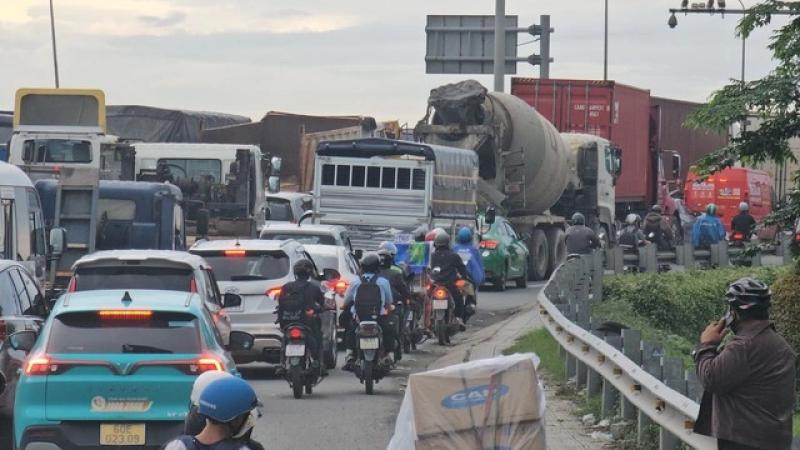 Kẹt xe ‘kinh hoàng’ trên QL1, đoạn từ ngã ba Vũng Tàu đến nút giao Tân Vạn- Ảnh 5. Kẹt xe ‘kinh hoàng’ trên QL1, đoạn từ ngã ba Vũng Tàu đến nút giao Tân Vạn- Ảnh 5.