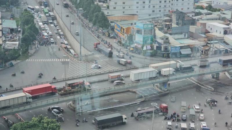 Kẹt xe ‘kinh hoàng’ trên QL1, đoạn từ ngã ba Vũng Tàu đến nút giao Tân Vạn- Ảnh 4. Kẹt xe ‘kinh hoàng’ trên QL1, đoạn từ ngã ba Vũng Tàu đến nút giao Tân Vạn- Ảnh 4.