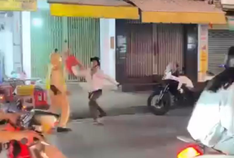 Khống chế người đàn ông cầm ghế tấn công CSGT xử lý vi phạm nồng độ cồn - Ảnh 1.