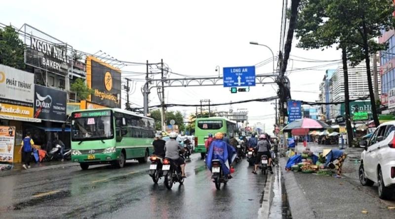 Khống chế người đàn ông cầm ghế tấn công CSGT xử lý vi phạm nồng độ cồn - Ảnh 2.