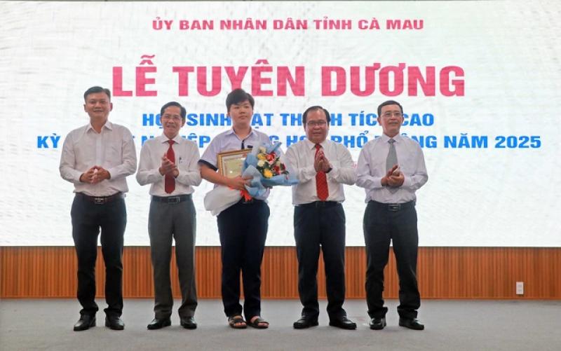 Cà Mau: Vinh danh 32 học sinh xuất sắc kỳ thi tốt nghiệp THPT 2025 - Ảnh 2.