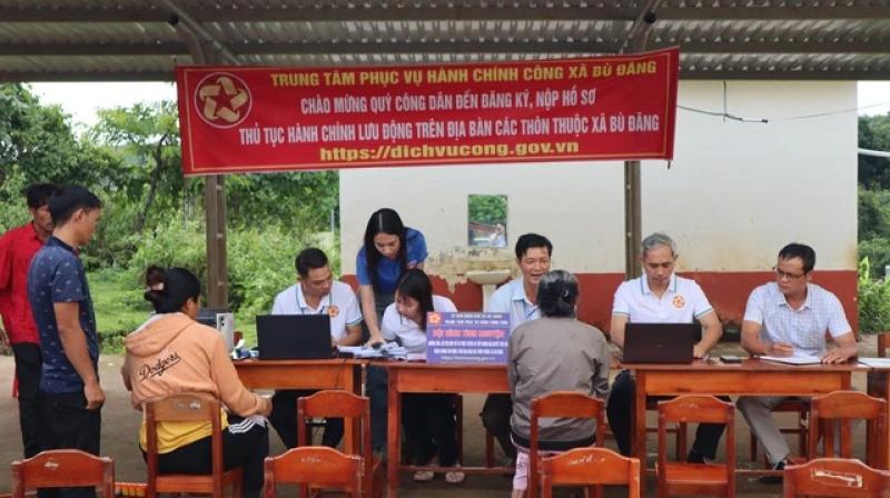 Đưa dịch vụ hành chính công về thôn ấp để phục vụ người dân tốt hơn - Ảnh 1.