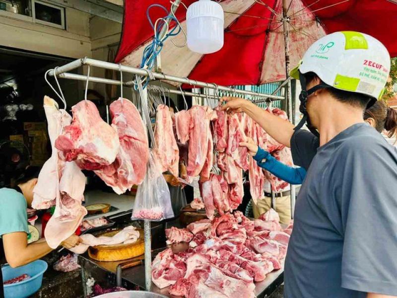 Giá lợn hơi giảm mạnh, người tiêu dùng e ngại thịt lợn - Ảnh 1.