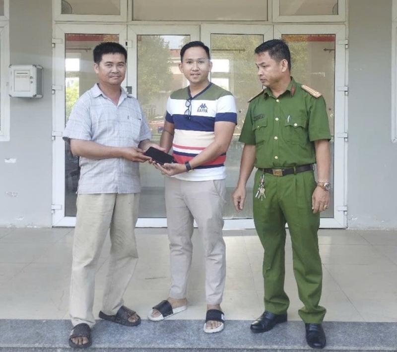 Rơi hơn 50 triệu đồng trước ngân hàng, người đàn ông bất ngờ được trả lại- Ảnh 2. Rơi hơn 50 triệu đồng trước ngân hàng, người đàn ông bất ngờ được trả lại- Ảnh 2.