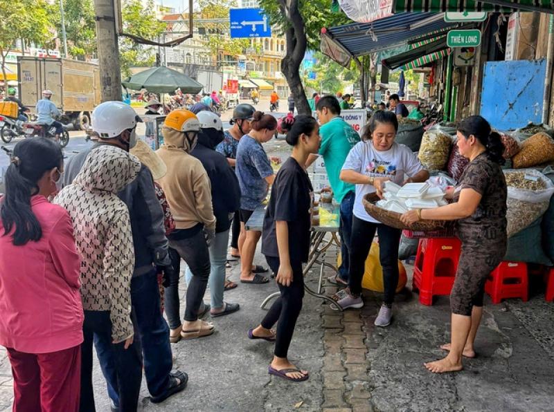 Tủ bánh mì miễn phí ở Chợ Lớn: Hành động từ thiện đầy ý nghĩa - Ảnh 4.