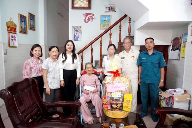 Cán bộ làm việc với tinh thần làm ngày làm đêm phục vụ người dân- Ảnh 4.