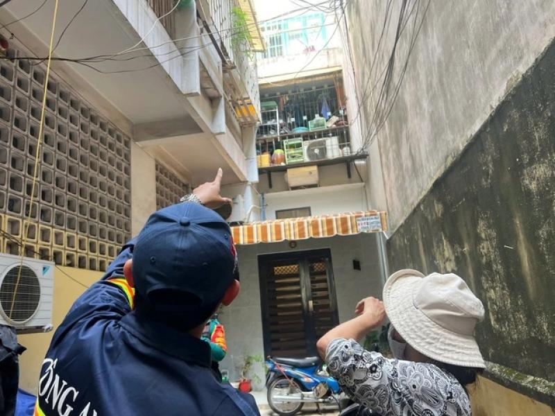 Công an TP.HCM 'gõ cửa từng nhà' tháo lồng sắt và trấn áp tội phạm- Ảnh 1. Công an TP.HCM 'gõ cửa từng nhà' tháo lồng sắt và trấn áp tội phạm- Ảnh 1.