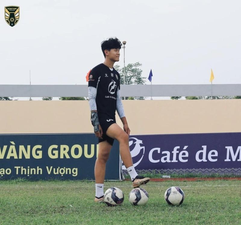 Thủ môn cao gần 2 m của lò HAGL khoác áo Ninh Bình: 'Ngọc thô' chờ được giũa- Ảnh 2. Thủ môn cao gần 2 m của lò HAGL khoác áo Ninh Bình: 'Ngọc thô' chờ được giũa- Ảnh 2.
