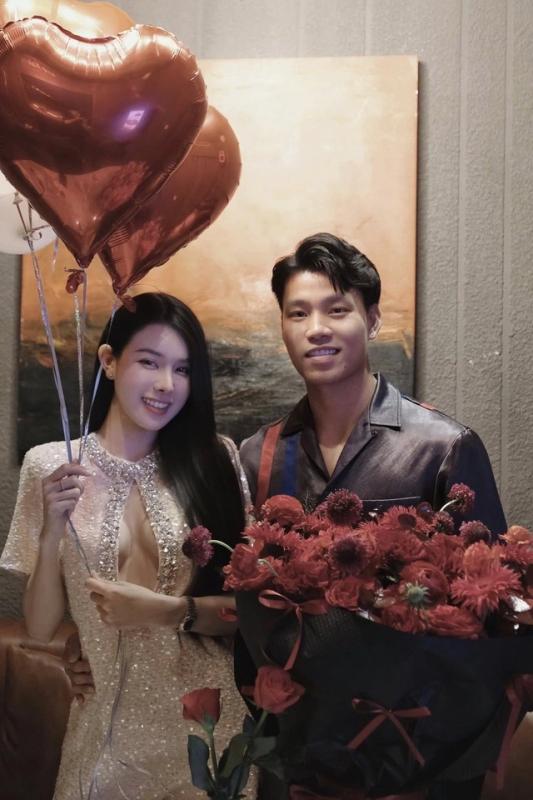 Vũ Văn Thanh khoe ảnh tình tứ cùng bạn gái hot girl, kèm ‘thông điệp’ đáng yêu!- Ảnh 2. Vũ Văn Thanh khoe ảnh tình tứ cùng bạn gái hot girl, kèm ‘thông điệp’ đáng yêu!- Ảnh 2.