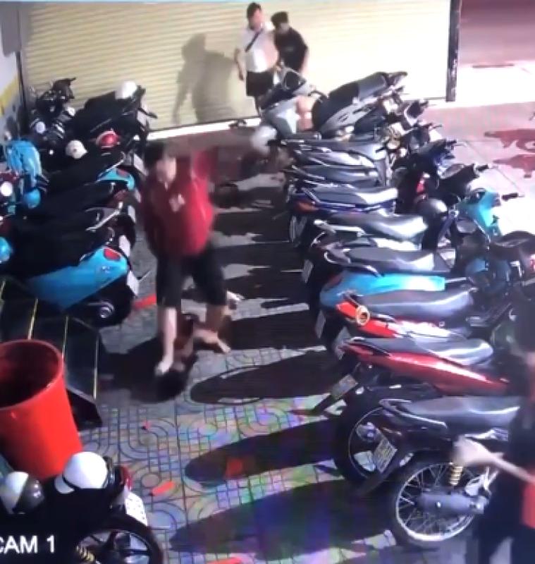 Người đàn ông đánh dã man 2 thiếu niên ở quán nét: Hành vi quá côn đồ- Ảnh 2.