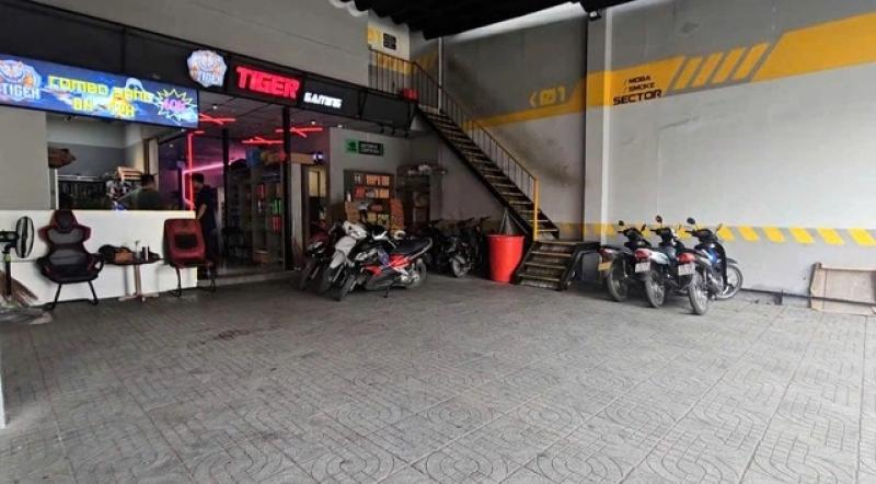 Người đàn ông đánh dã man 2 thiếu niên ở quán nét: Hành vi quá côn đồ- Ảnh 1.