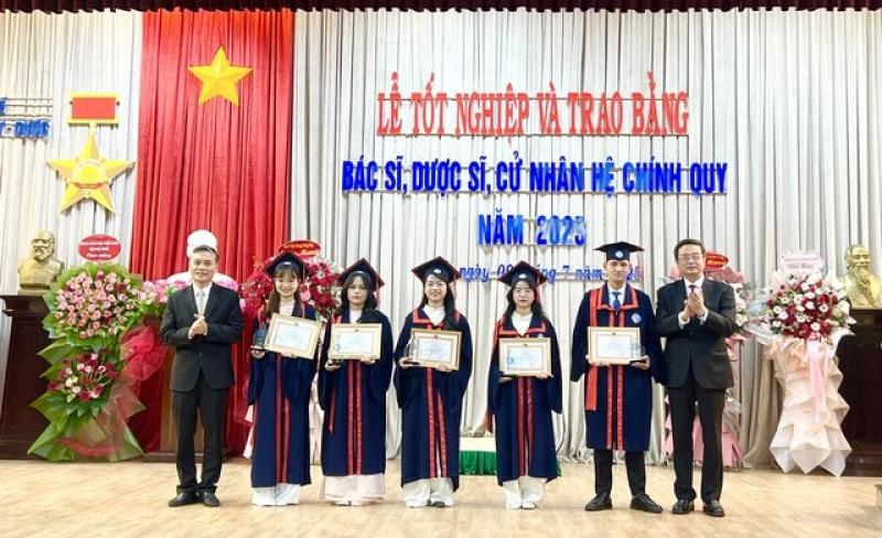 Lãnh đạo Trường ĐH Y dược Huế nhắn gửi các tân cử nhân về việc tinh gọn- Ảnh 2. Lãnh đạo Trường ĐH Y dược Huế nhắn gửi các tân cử nhân về việc tinh gọn- Ảnh 2.