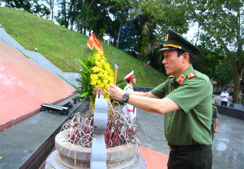 Hy sinh vì cuộc sống bình yên trong ngày thương binh liệt sĩ 27 . 7 - Ảnh 4. Hy sinh vì cuộc sống bình yên trong ngày thương binh liệt sĩ 27 . 7 - Ảnh 4.