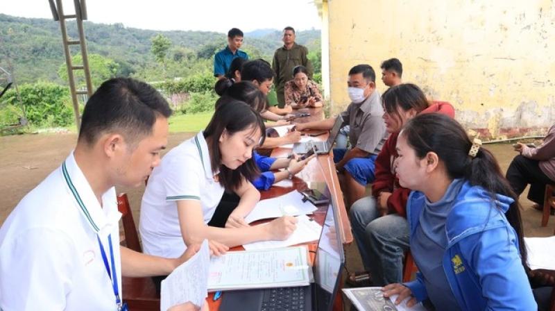 Đưa dịch vụ hành chính công về thôn ấp để phục vụ người dân tốt hơn - Ảnh 2.