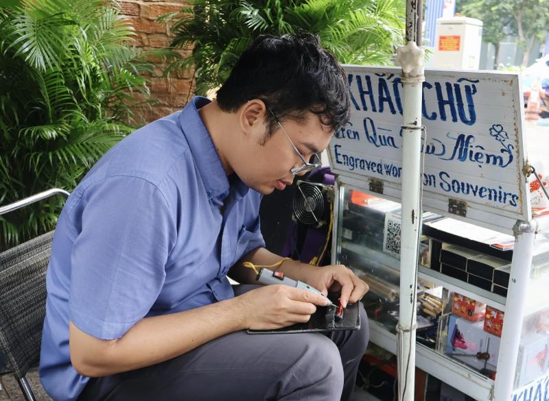 Sống ở TP.HCM: Truyền nhân của người thợ khắc chữ trên quà tặng cựu Tổng thống Mỹ- Ảnh 7. Sống ở TP.HCM: Truyền nhân của người thợ khắc chữ trên quà tặng cựu Tổng thống Mỹ- Ảnh 7.