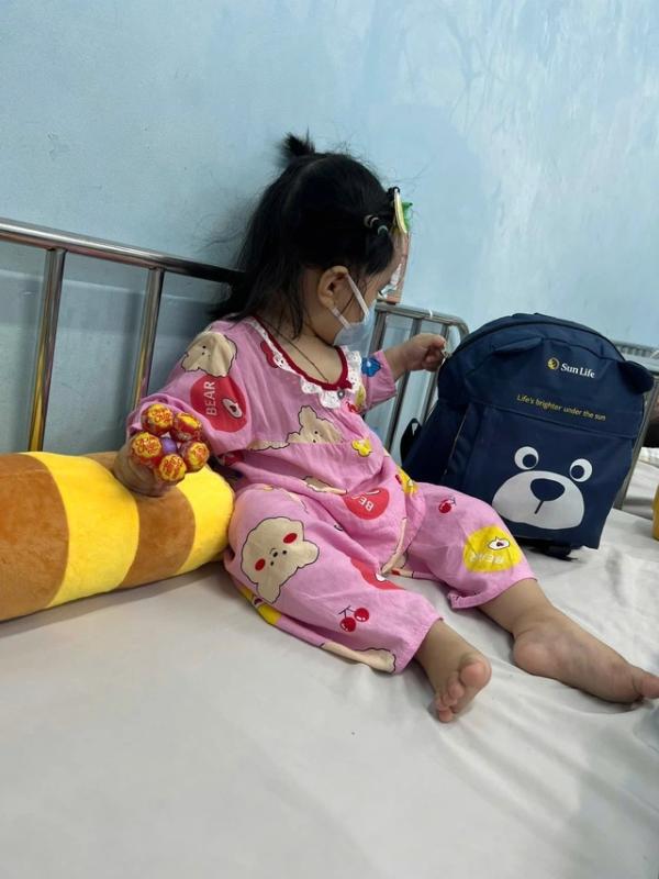 Sinh tử với bệnh hiếm: Bé gái duy nhất mắc bệnh cực hiếm tại Việt Nam - Ảnh 2.