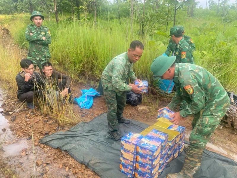 Bắt quả tang vụ vận chuyển pháo lậu qua biên giới- Ảnh 1. Bắt quả tang vụ vận chuyển pháo lậu qua biên giới- Ảnh 1.
