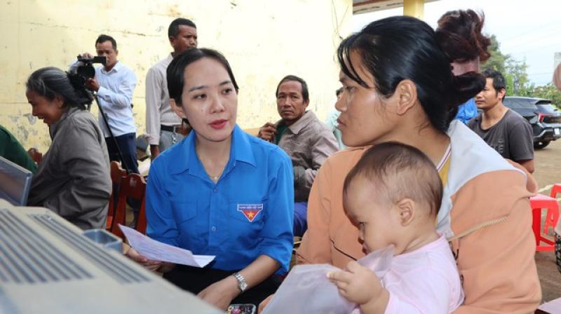Đưa dịch vụ hành chính công về thôn ấp để phục vụ người dân tốt hơn - Ảnh 3.