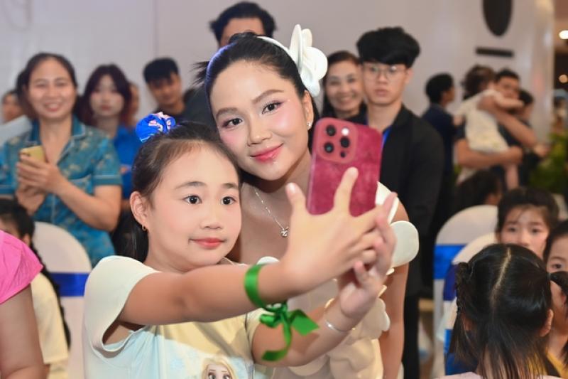 100 bé gái lần đầu 'lột xác' trên sàn diễn tại ngày hội Giấc Mơ Lọ Lem- Ảnh 7.