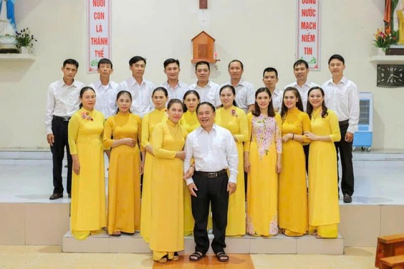 Bức ảnh cụ bà 82 tuổi bên 9 con gái và con dâu gây bão mạng xã hội - Ảnh 2. Bức ảnh cụ bà 82 tuổi bên 9 con gái và con dâu gây bão mạng xã hội - Ảnh 2.