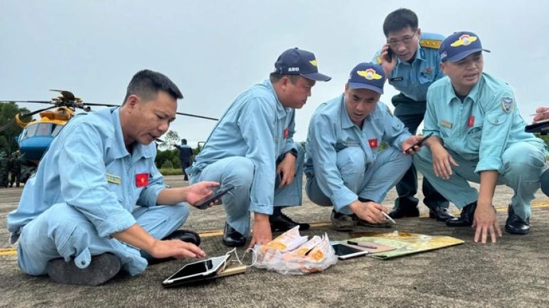 Phóng viên Thanh Niên theo máy bay trực thăng quân sự ứng cứu vùng lũ Nghệ An  - Ảnh 5.