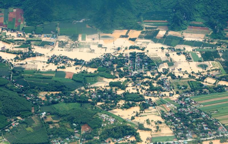 Quân đội đã vận chuyển 18 tấn hàng cứu trợ người dân vùng lũ Nghệ An - Ảnh 1.