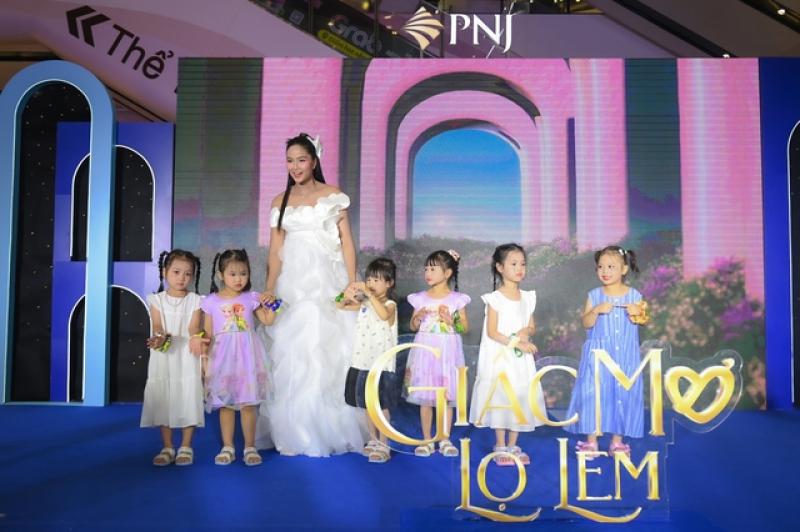 100 bé gái lần đầu 'lột xác' trên sàn diễn tại ngày hội Giấc Mơ Lọ Lem- Ảnh 8. 100 bé gái lần đầu 'lột xác' trên sàn diễn tại ngày hội Giấc Mơ Lọ Lem- Ảnh 8.