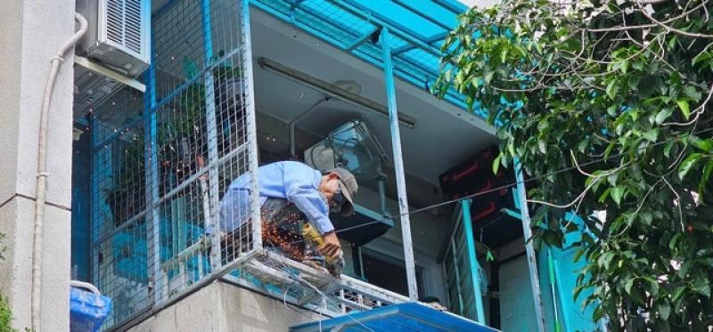 Tháo dỡ 'chuồng cọp' tại cư xá Độc Lập sau vụ cháy khiến 8 người tử vong- Ảnh 3. Tháo dỡ 'chuồng cọp' tại cư xá Độc Lập sau vụ cháy khiến 8 người tử vong- Ảnh 3.