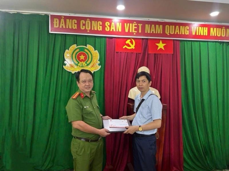 Công an phường Chợ Quán liên tiếp tìm lại tài sản bị mất cho người dân- Ảnh 1. Công an phường Chợ Quán liên tiếp tìm lại tài sản bị mất cho người dân- Ảnh 1.