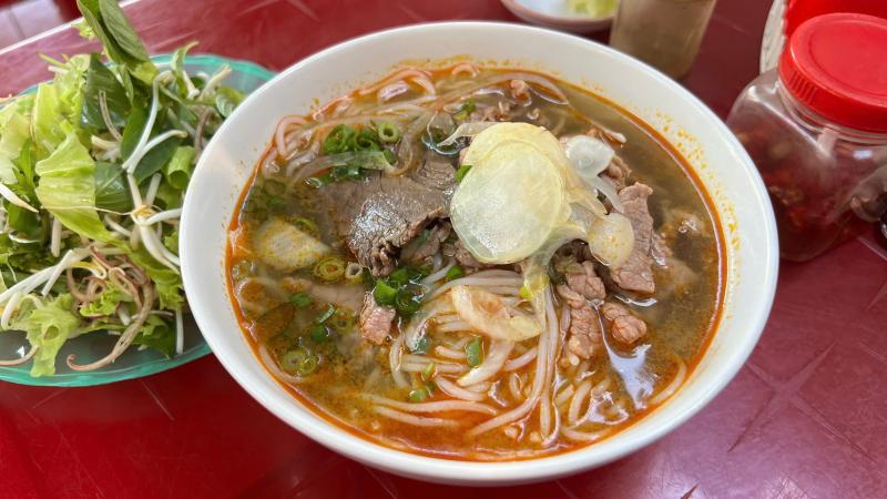 Bún bò Huế 'thay áo' vì lợn dịch bệnh: 'Phải đổi món, che tên mới có khách' - Ảnh 3.