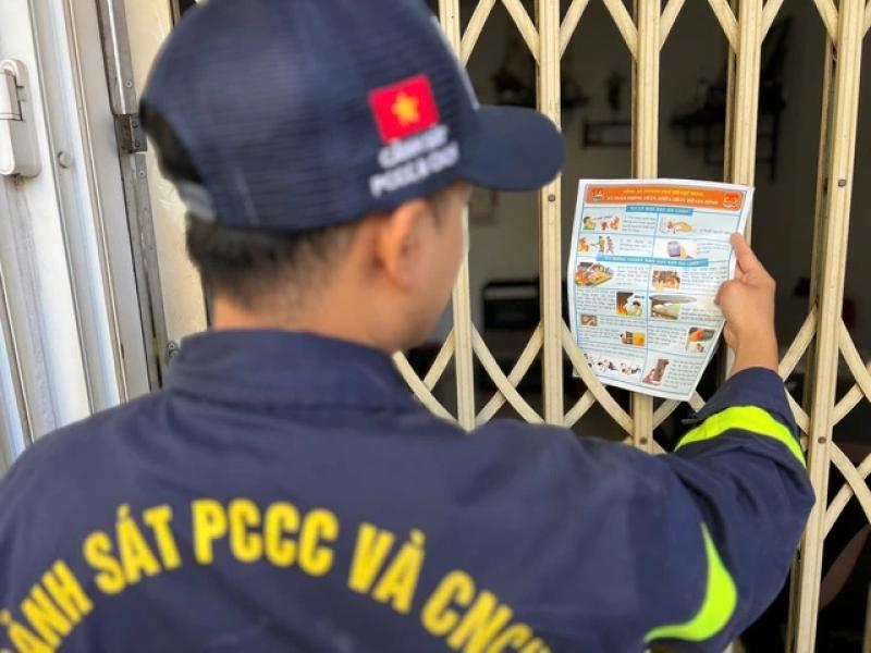 Công an TP.HCM 'gõ cửa từng nhà' tháo lồng sắt và trấn áp tội phạm- Ảnh 5. Công an TP.HCM 'gõ cửa từng nhà' tháo lồng sắt và trấn áp tội phạm- Ảnh 5.
