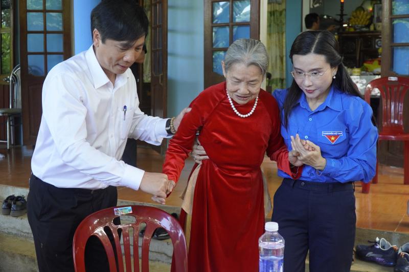 Mẹ VNAH bật khóc khi nhìn thấy con trai liệt sĩ đc phục dựng bằng AI - Ảnh 5.