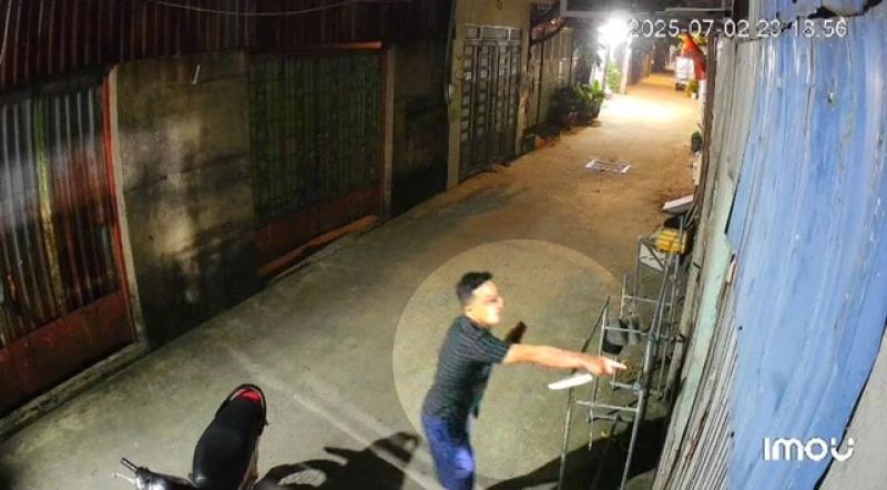 Bức xúc clip người đàn ông cầm hung khí dọa giết cả gia đình - Ảnh 1.