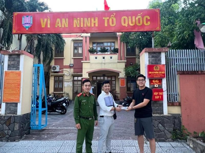 Rơi hơn 50 triệu đồng trước ngân hàng, người đàn ông bất ngờ được trả lại- Ảnh 1. Rơi hơn 50 triệu đồng trước ngân hàng, người đàn ông bất ngờ được trả lại- Ảnh 1.
