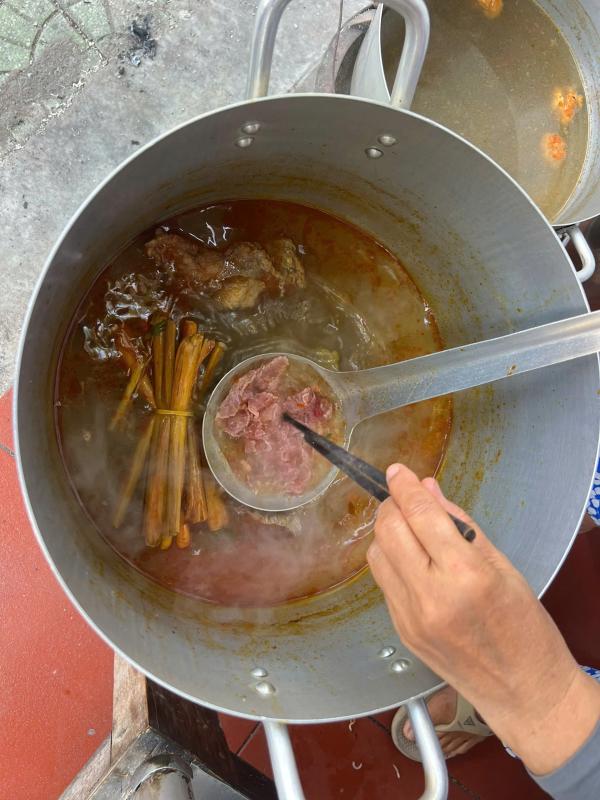Bún bò Huế 'thay áo' vì lợn dịch bệnh: 'Phải đổi món, che tên mới có khách' - Ảnh 2.